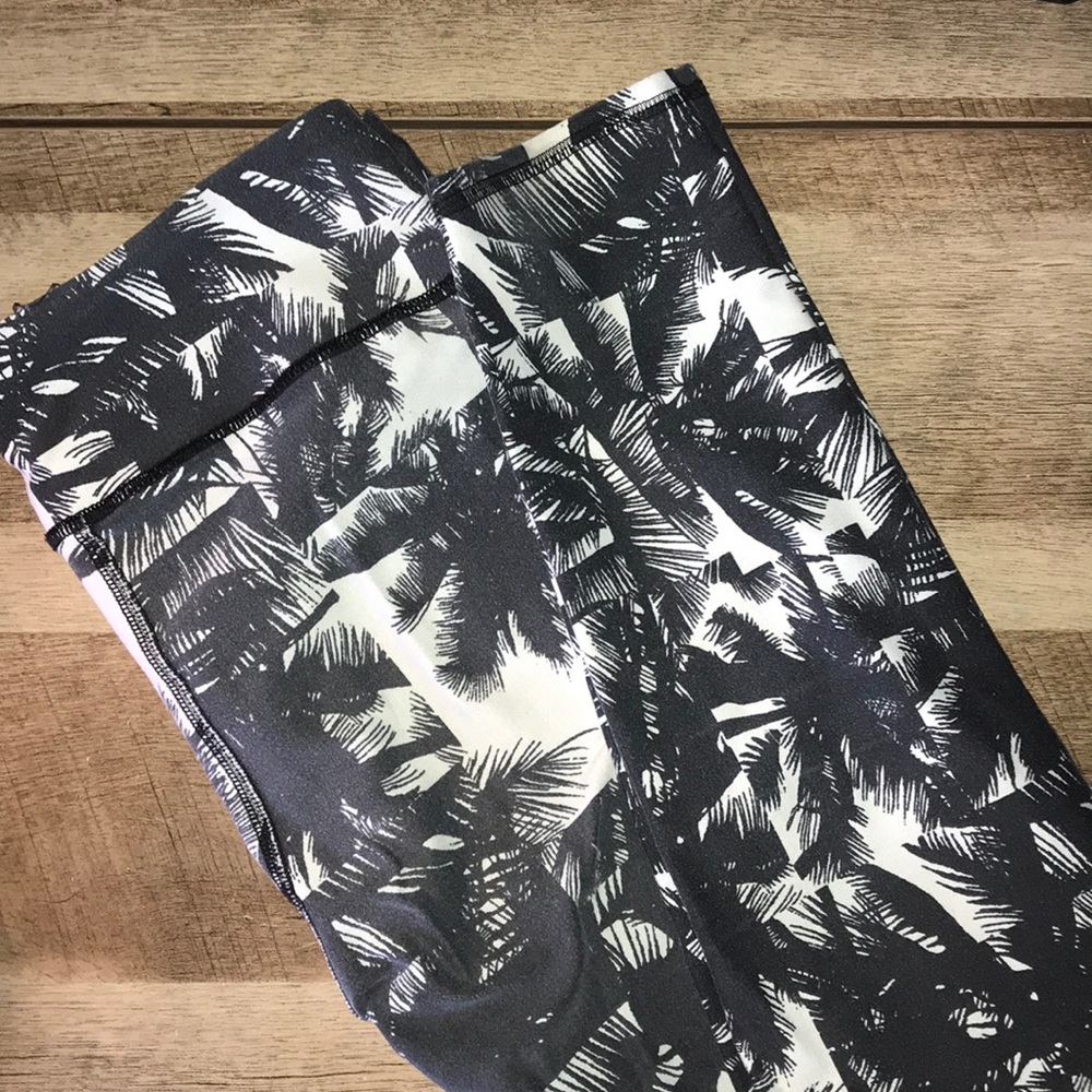 Fabletics black and white palm set